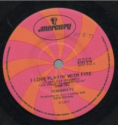 The Runaways : I Love Playin' With Fire (7", Single)